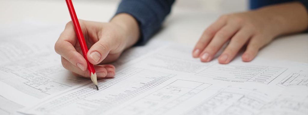 Arquitecto planificando la reforma de una vivienda