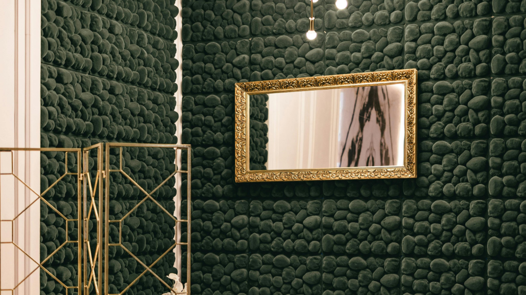 Espejo dorado con gran margen, estilo art deco